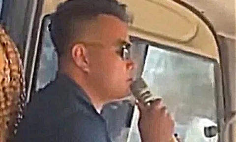 Tài xế vừa hát karaoke vừa lái xe khách ở Nghệ An bị phạt 5,9 triệu đồng
