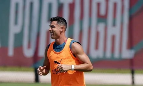 Bồ Đào Nha đè bẹp Uzbekistan: Ronaldo lập cú đúp
