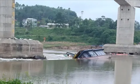 Hai tàu hàng chìm tại chân cầu Sông Lô, 5 người thoát hiểm