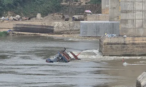 Hai tàu hàng chìm tại chân cầu Sông Lô, 5 người thoát hiểm