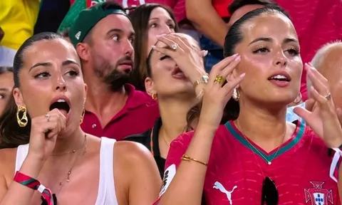 Cặp song sinh gây bão trên khán đài World Cup