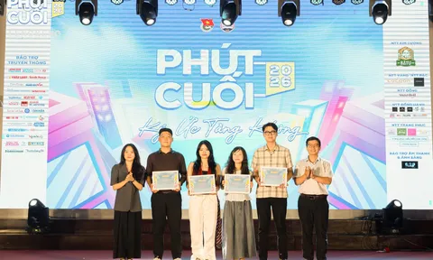 Phút Cuối 2026: Đêm nhạc đưa sinh viên trường Báo tới những tầng ký ức cuối