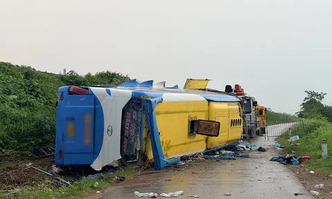 Ôtô khách lao khỏi cao tốc Pháp Vân - Cầu Giẽ, 4 người tử vong