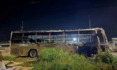 Xe khách cháy dữ dội trong đêm, 7 người tử vong