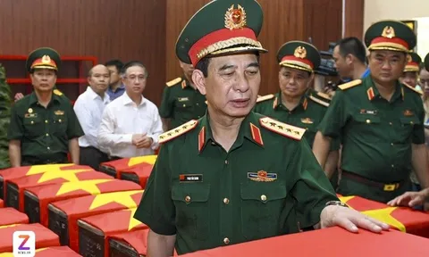 Đại tướng Phan Văn Giang tưởng niệm liệt sĩ tại công viên Lê Thị Riêng
