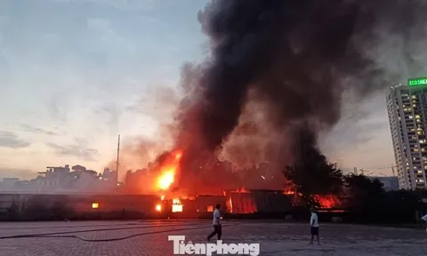 Cháy lớn tại dãy nhà xưởng trong làng nghề Triều Khúc Hà Nội