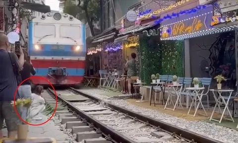 Du khách bị tàu hất văng điện thoại tại 'phố cà phê đường tàu' phường Văn Miếu - Quốc Tử Giám