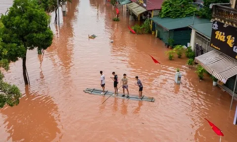 Lạng Sơn lũ dâng cao, nhà dân chìm trong biển nước
