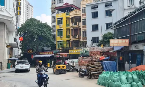 Bãi VLXD nhếch nhác ở phường Thanh Xuân