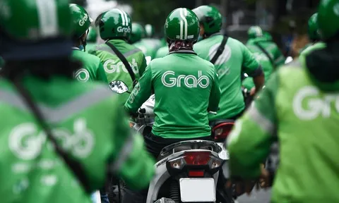 Tài xế Grab kêu gọi tắt app, tranh cãi chuyện chia tiền mỗi cuốc xe