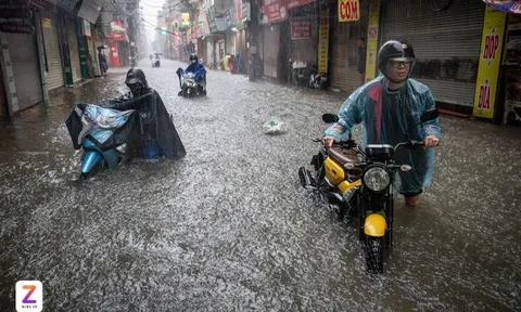 Hà Nội mưa trắng trời, người dân chèo thuyền giữa phố 'ngập như sông'