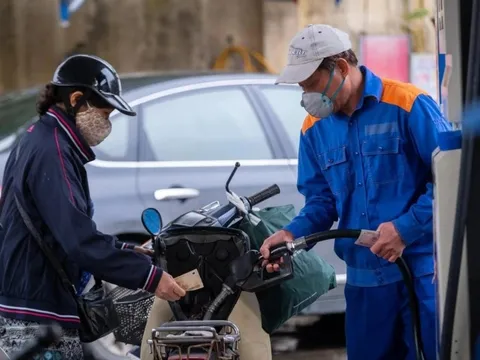 Giá xăng lại tăng