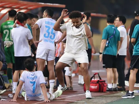 Xuân Son nhảy múa trên sân Hàng Đẫy