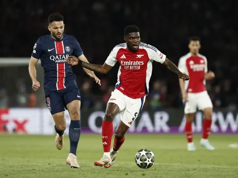 Arsenal có mùa giải trắng tay mọi mặt trận