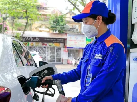 Giá xăng dầu tiếp tục giảm