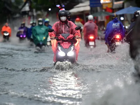 Người dân TP.HCM lội nước đi làm sáng thứ 7