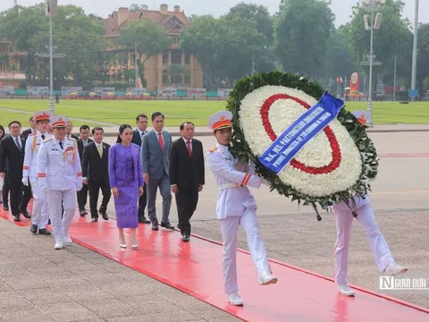 Thủ tướng Thái Lan vào Lăng viếng Chủ tịch Hồ Chí Minh