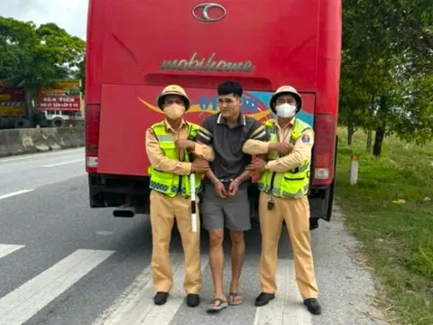 Nghi phạm dùng dao cướp tài sản ở Hà Nội, bị bắt trên xe vào Nghệ An