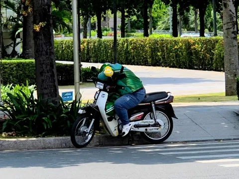 Tài xế, shipper sốc nhiệt vì nắng - mưa thất thường ở TP.HCM, Hà Nội