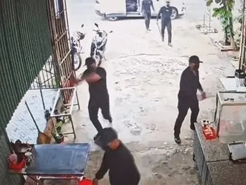 7 đối tượng mặc đồ đen xông vào đập phá quán phở ở Đắk Lắk