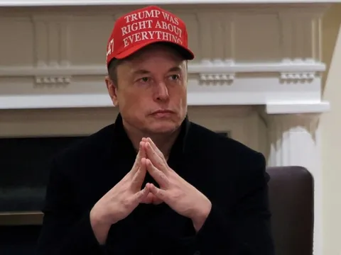 Elon Musk mất cả chì lẫn chài