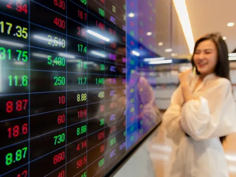 Cổ phiếu Vingroup tăng phi mã, VN-Index áp sát đỉnh lịch sử