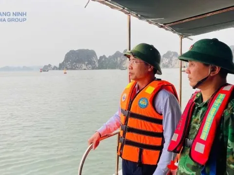 Một tàu du lịch tại Vịnh Hạ Long bị lật do giông lốc bất ngờ, nhiều người mất tích