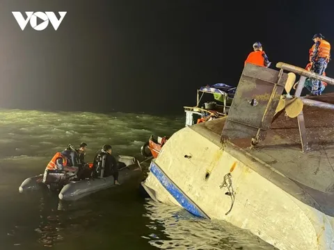 Cận cảnh xuyên đêm trục vớt tàu du lịch bị lật trên vịnh Hạ Long