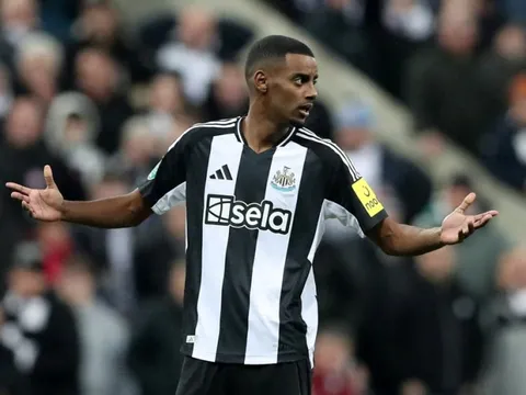'Bom tấn' Isak bị MU và Chelsea từ chối