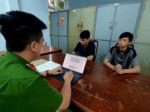 Đâm đối phương thủng dạ dày vì cho rằng bị nhìn đểu