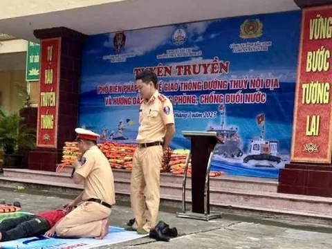 CSGT đường thủy trang bị kỹ năng phòng, chống đuối nước cho học sinh