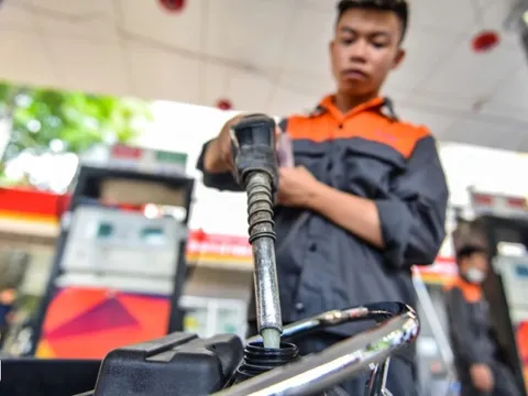 Giá xăng giảm sâu