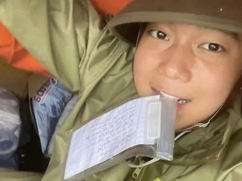 Chàng trai trốn nhà đi cứu trợ: 'Có gì nhờ đưa con về với ba mẹ'