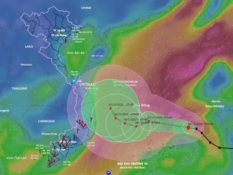 Bão số 15 trên Biển Đông mạnh lên, biển động dữ dội