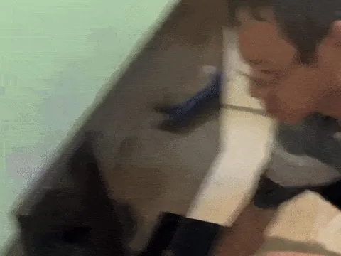 Mệt mỏi vì đồ điện ngập bùn sau lũ, ông bố Nha Trang rửa tivi gây sốt