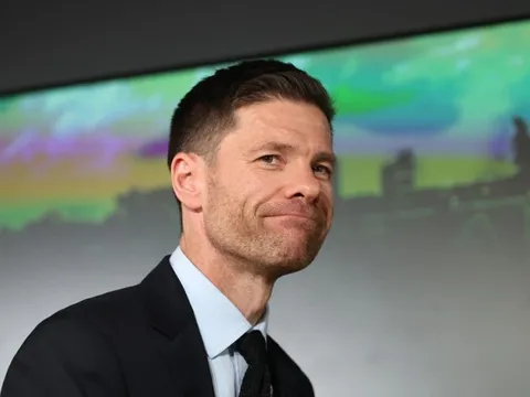 Sếp Bayern nói Real 'điên' khi sa thải Alonso