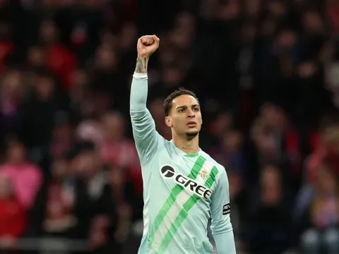 Một năm đổi đời của Antony