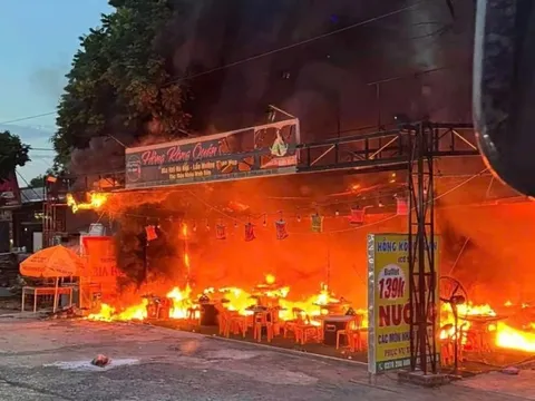 Nhà hàng bốc cháy ở Hà Nội