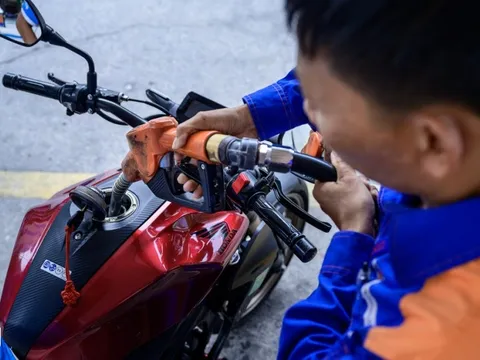 Giá xăng E10 tăng vượt 23.000 đồng/lít