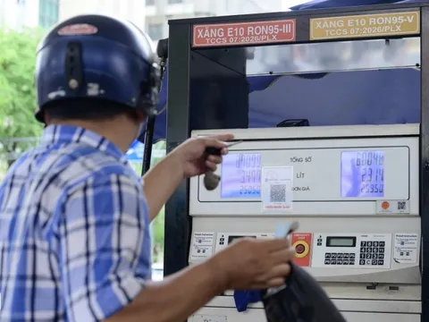 Giá xăng vượt 25.000 đồng/lít, dầu diesel lên sát 30.000 đồng/lít