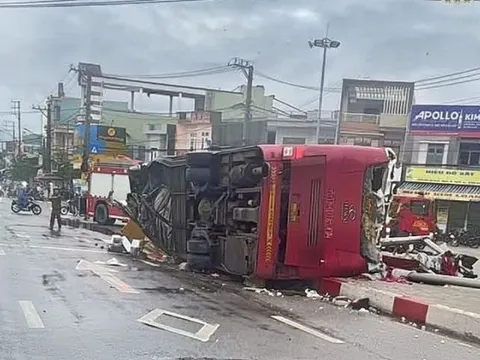 Lật xe khách giường nằm, nhiều người bị thương
