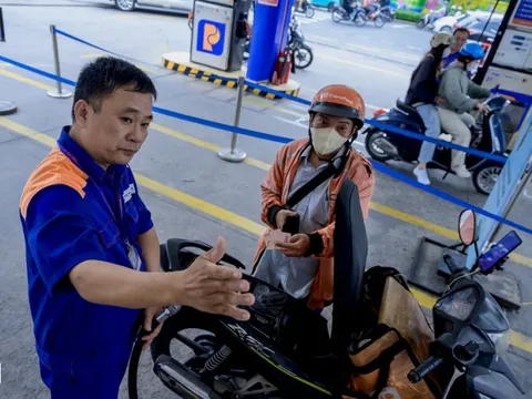 Giá xăng E10 vượt 27.000 đồng/lít, dầu diesel vượt 30.000 đồng/lít