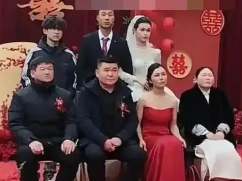 Dự đám cưới, mẹ cô dâu diện trang phục "lạ" gây tranh cãi