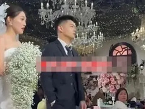 Giữa đám cưới, chú rể có hành động "lạ" khiến cô dâu khó xử
