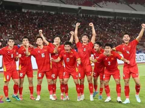 HLV Kim Sang-sik vái lạy trọng tài như bề trên