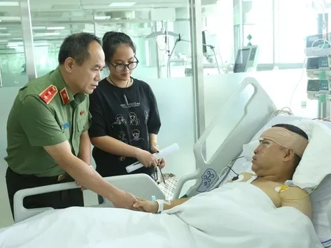 Giám đốc Công an TP Hà Nội thăm hỏi cán bộ bị thương khi làm nhiệm vụ