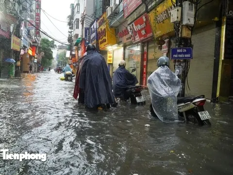 Mưa lớn kéo dài, nhiều tuyến phố Hà Nội ngập sâu