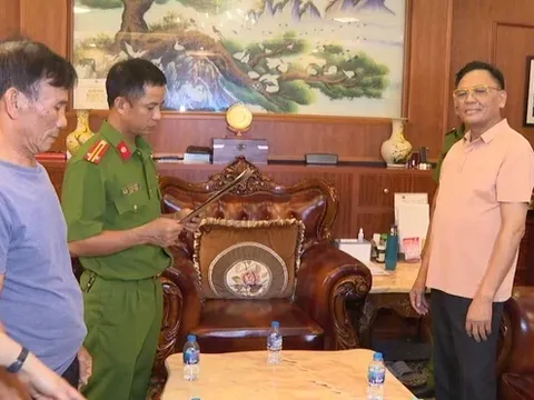 Cận cảnh khám xét, bắt khẩn cấp 'bầu' Đoan