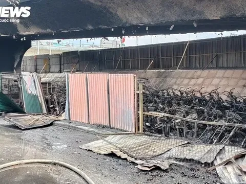 Hàng trăm xe máy cháy trơ khung dưới gầm cầu Vĩnh Tuy