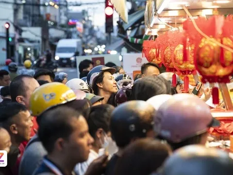 Xếp hàng một tiếng mới mua được bánh Trung thu 'hot' nhất TP.HCM